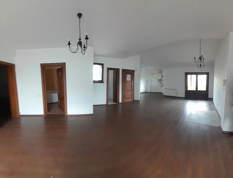 Piata Muncii- Decebal, vila 400mp,12 camere, curte 200mp
